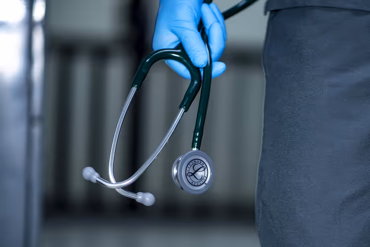 Eldivenli doktor elinde stetoskopla