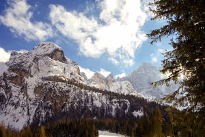Var du kan åka skidor i Dolomiterna: 11 skidorter på ett skidkort