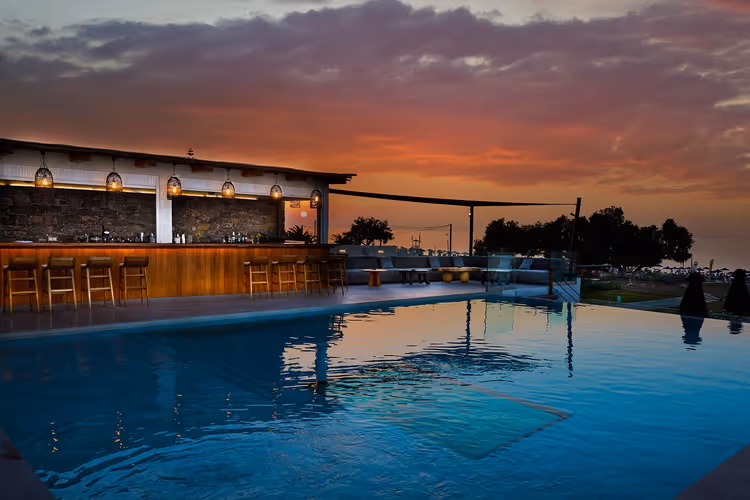 Avondzwembad met swim-upbar en lampions