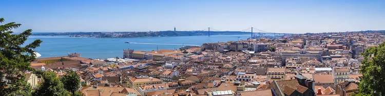 Çatıları ve Tejo Nehri ile Lizbon panoraması