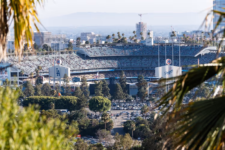 Dodger Stadium og parkeringsplassen med Los Angeles i bakgrunnen
