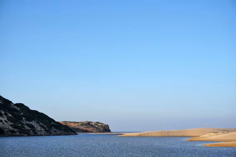 Klippen, Bucht und leerer Sandstrand