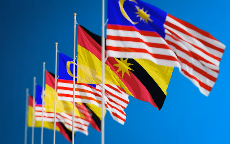 Flaggen Malaysias vor blauem Himmel
