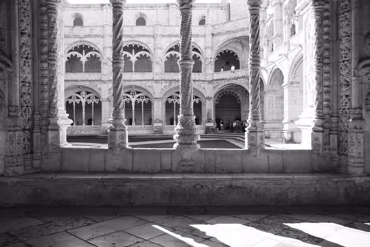 Claustro do Mosteiro dos Jerónimos com colunas torsas