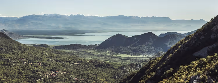 Panorama van het Meer van Skadar in Montenegro