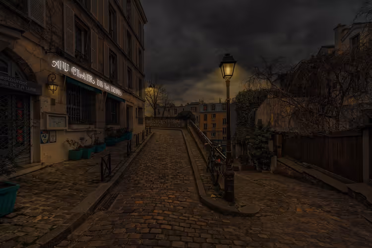 Nachtelijke straat in Le Marais met een verlicht café