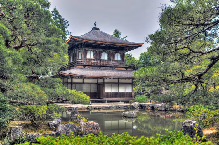 Ginkaku-ji-Tempel mit Garten und Teich in Kyoto