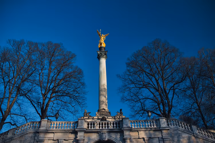 Statue dorée d'un ange sur une colonne à Munich