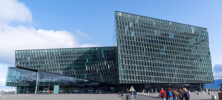 Glasfassade der Konzerthalle Harpa in Reykjavik