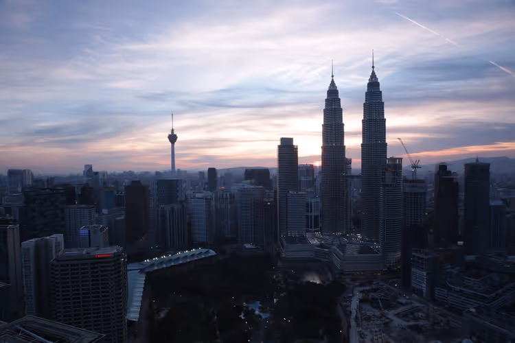 Petronas Towers in der Abenddämmerung vor dem Sonnenuntergang in Kuala Lumpur