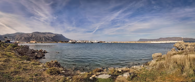 Bucht von Kissamos mit Pier, Booten und Bergen
