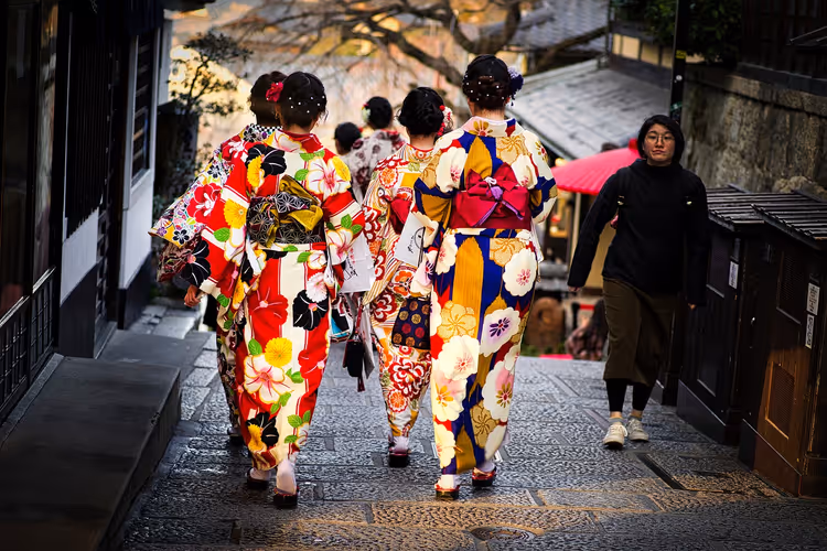 turister i kimono på en gate i Kyoto, sett bakfra