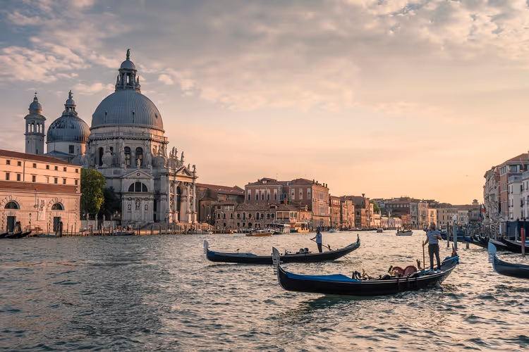 Gondeln auf dem Canale Grande in Venedig bei Sonnenuntergang