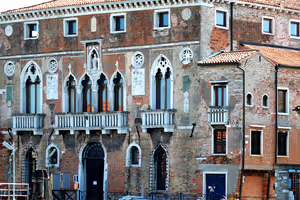 Ca' d'Oro paleis in Venetië: gouden façade en gesloten museum