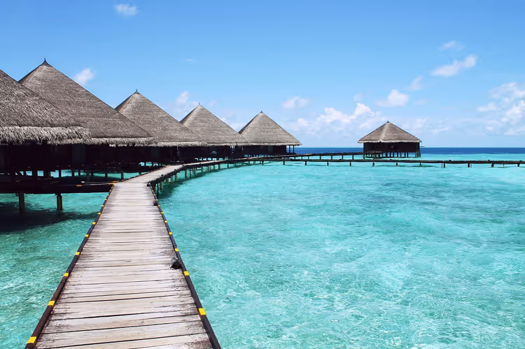 Tropisch resort met waterbungalows en een turquoise lagune