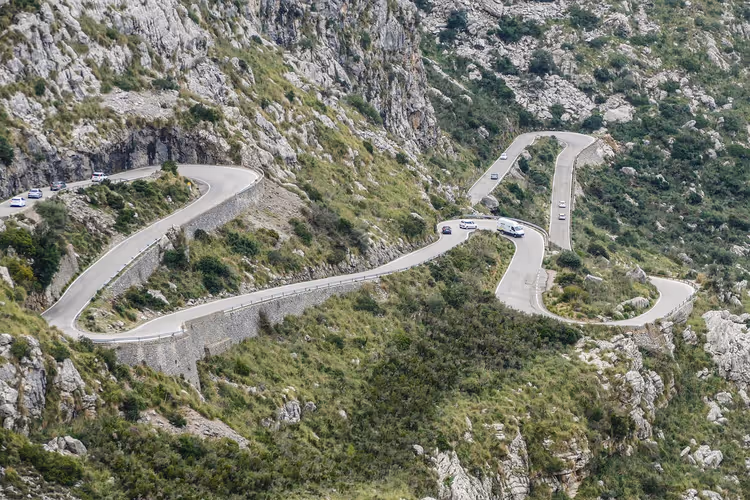 Mallorca'da dağlık virajlı yol