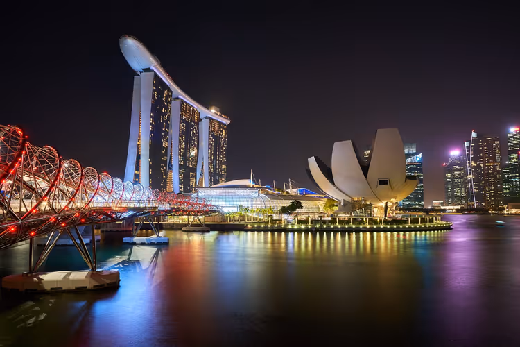 Nocna panorama Marina Bay z hotelem i mostem
