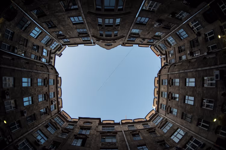 pencereli bir apartmanın avlusundaki kuyu