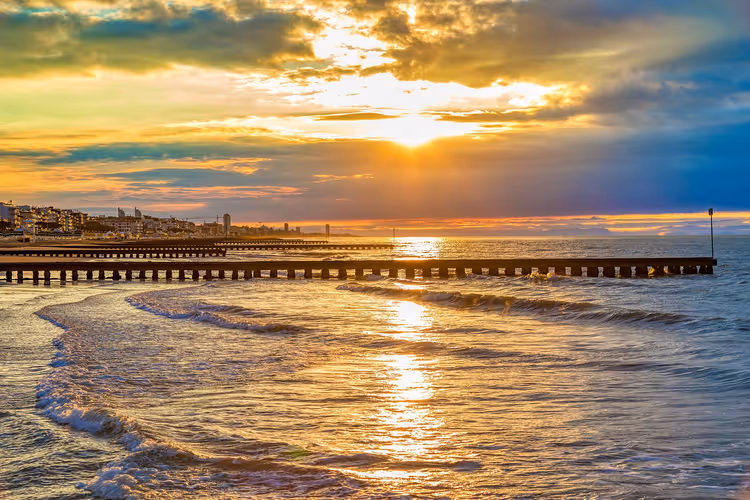 Jesolo'da iskeleli deniz üzerinde gün doğumu