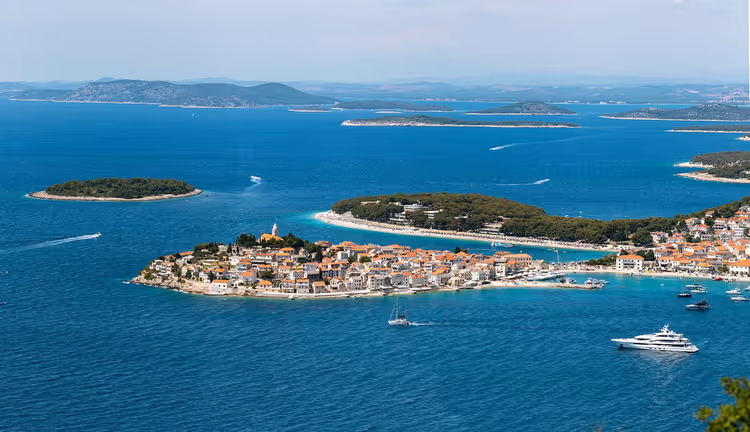 Kroatische Küstenstadt mit der Adria und Inseln