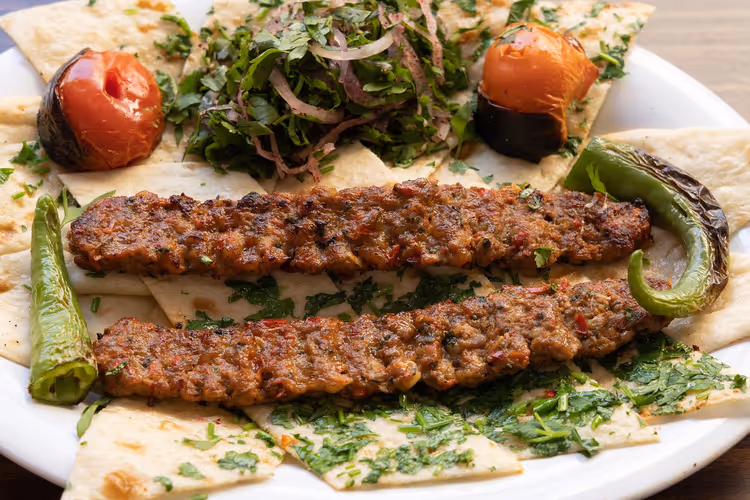 Turkse kebab met gegrilde groenten en groen