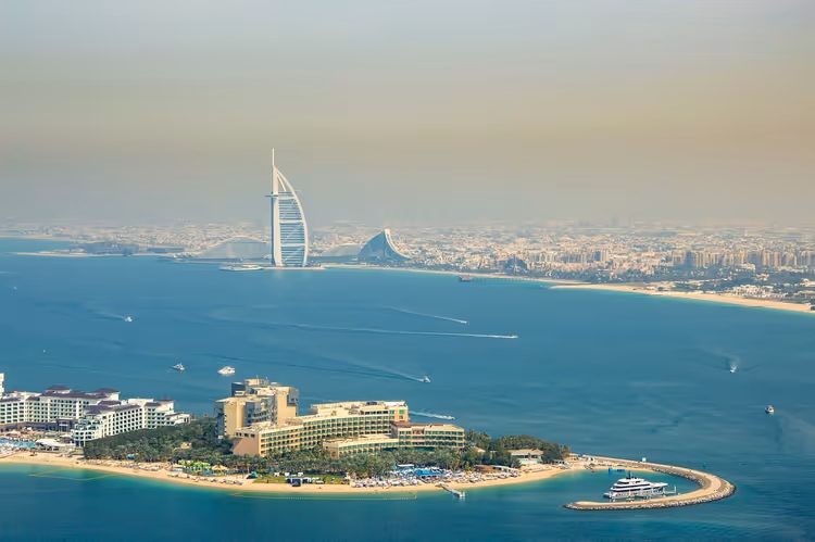 Uitzicht op Jumeirah Beach en het Burj Al Arab hotel
