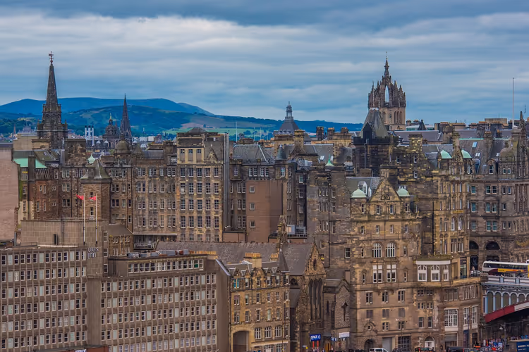 Taş evler ve kulelerle eski Edinburgh panoraması