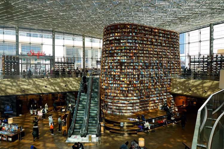 أشخاص عند رفوف الكتب العملاقة في مكتبة ستارfield