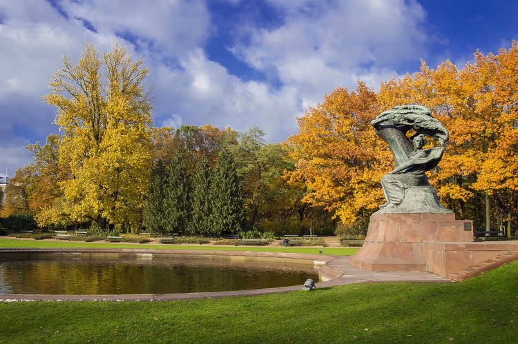 Monumento a Chopin no Parque Lazienki junto a um lago no outono