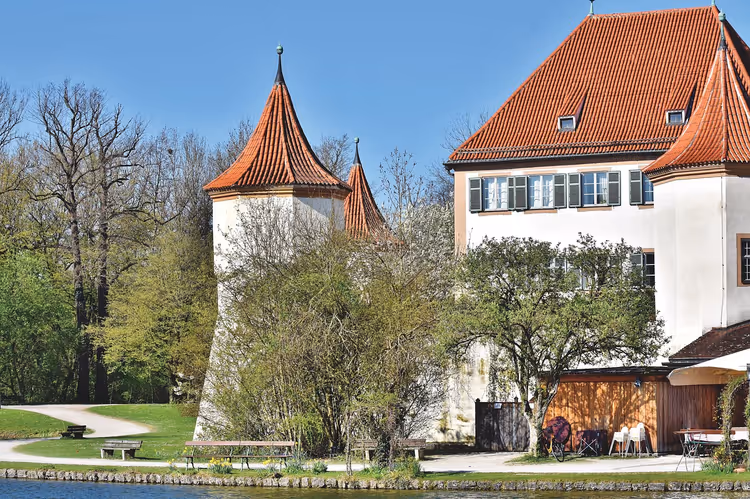 Kasteel Blutenburg met torens en vijver in München