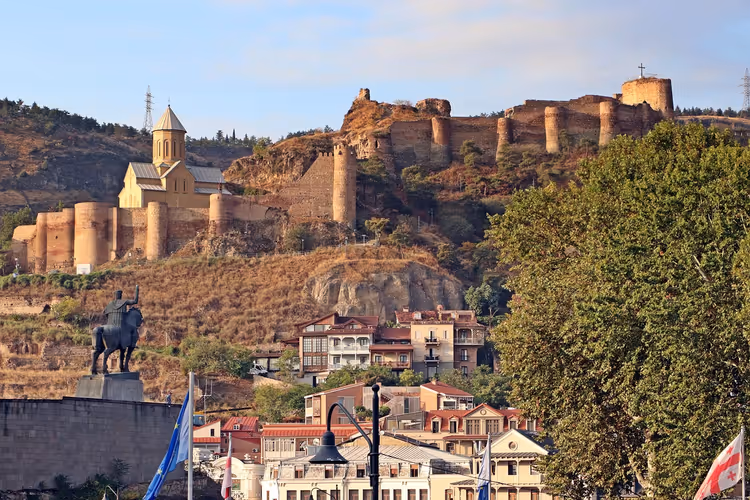Vana-Tbilisi panoraam Narikala kindluse ja kujuga