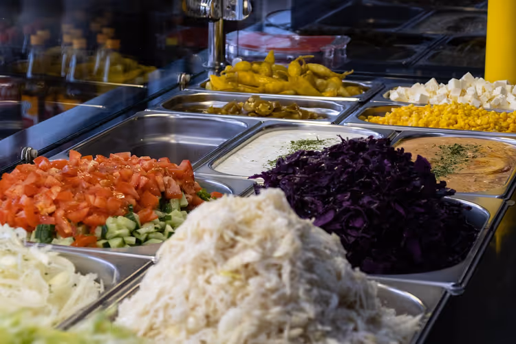 Otel büfesindeki salata barı