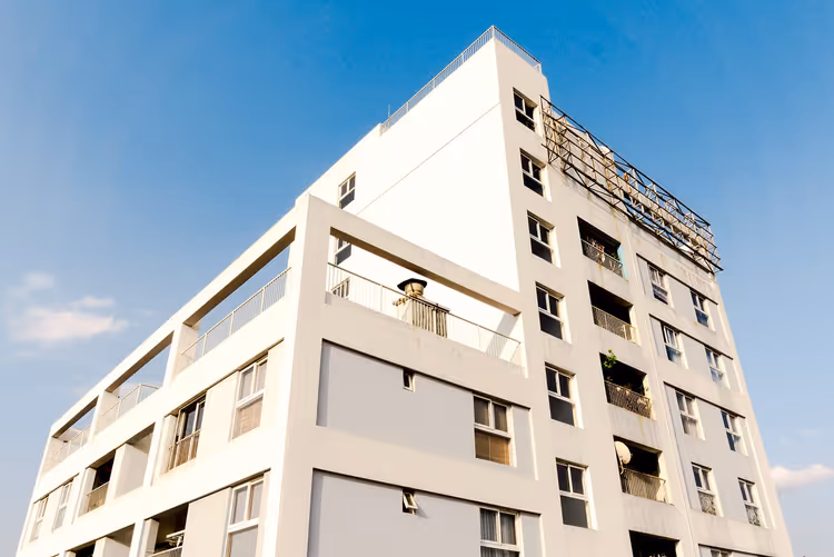 Wit hotelgebouw met meerdere verdiepingen en balkons