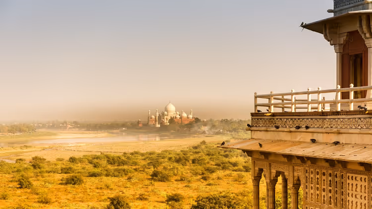 Blick vom Balkon auf den Taj Mahal im Dunst