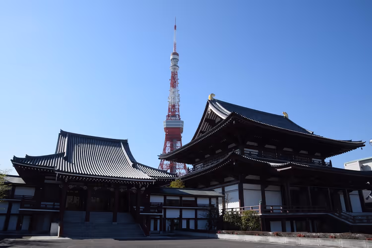 معبد ياباني تقليدي مع برج طوكيو في الخلفية