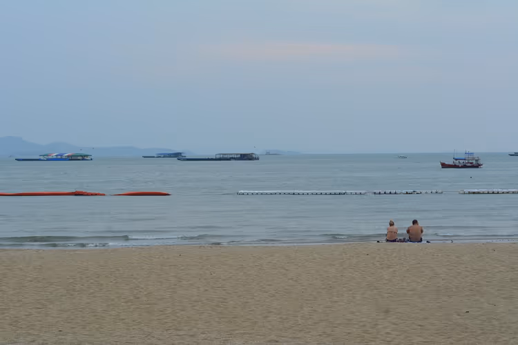 Tom Pattaya-strand med båter på en overskyet dag