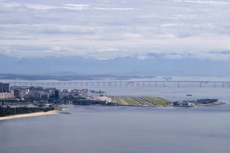 Koy ve köprü ile Rio de Janeiro panoraması