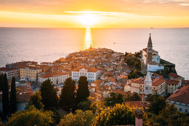 Piran bei Sonnenuntergang, Blick auf die Adria