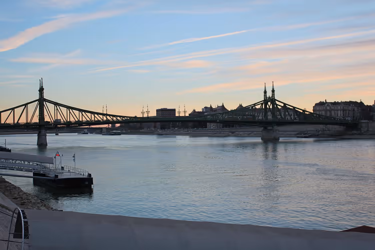 Donau in der Abenddämmerung und Freiheitsbrücke, Budapest