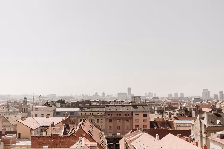 Panorama av Zagreb med tegltak og et spir