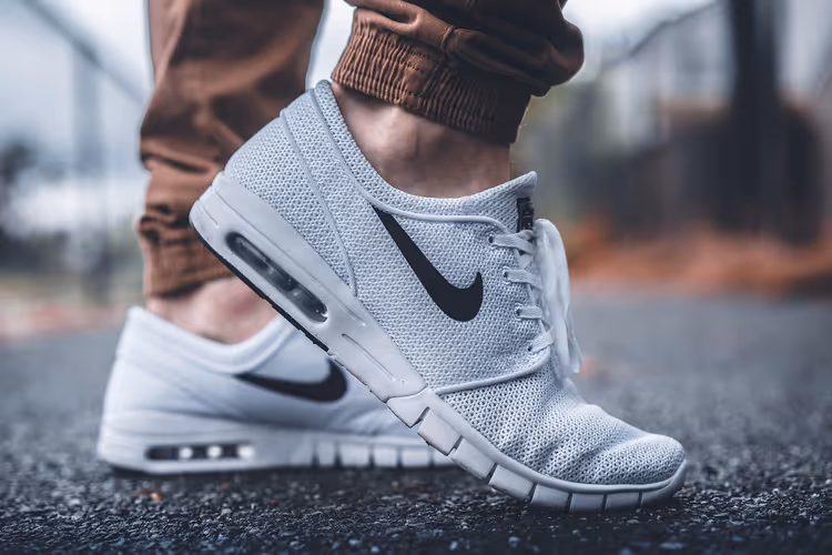 Белые кроссовки Nike на ногах крупным планом
