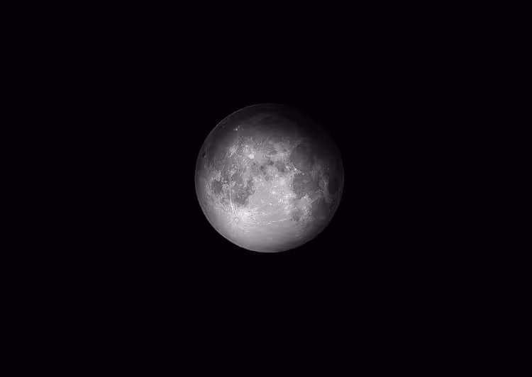 Vollmond mit sichtbaren Kratern und dunklen Ebenen leuchtet vor einem völlig schwarzen Nachthimmel