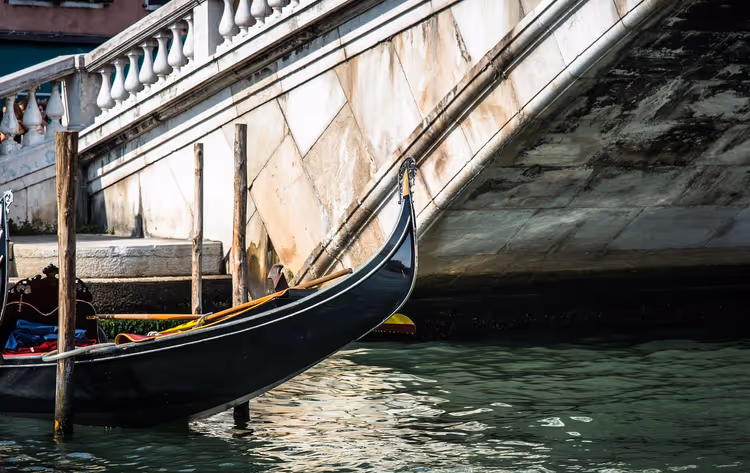 Gondel an der Rialtobrücke am Canal Grande in Venedig