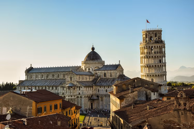 Scheve Toren en de kathedraal van Pisa boven de daken van de stad