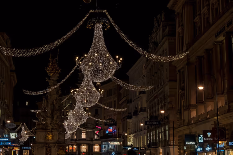Rua noturna na Innere Stadt de Viena com luzes de Natal