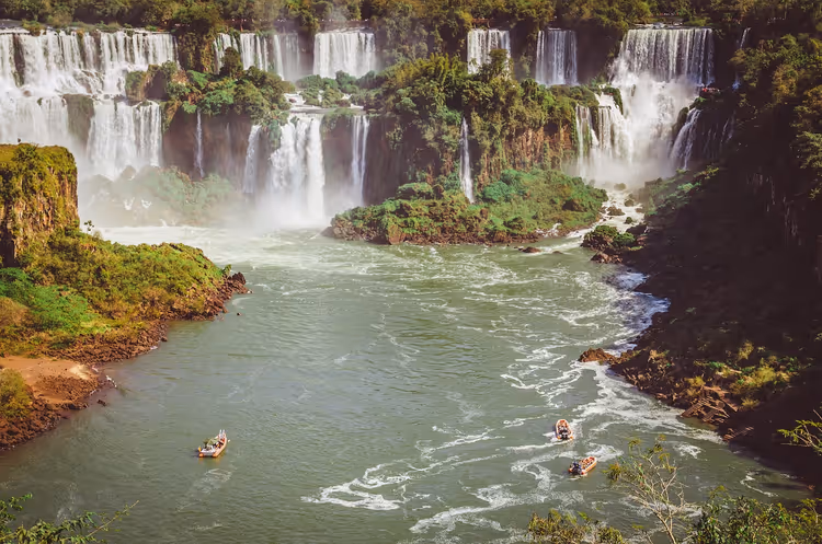 Yağmur ormanlarındaki bir nehirde Iguazu Şelaleleri'nin çağlayanları