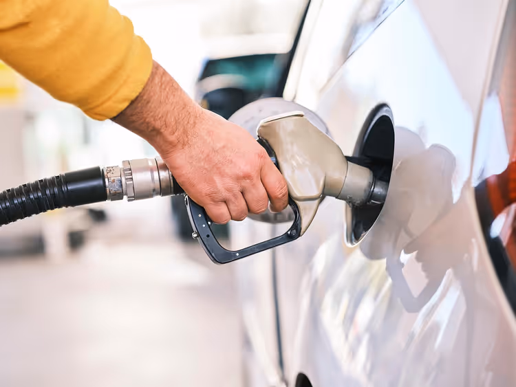 hand die een auto tankt met een tankpistool