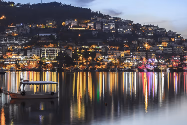 Denizden ışıklarla Alanya'nın gece panoraması