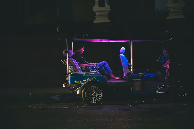 Tuk-Tuk bei Nacht auf einer Straße in Phuket