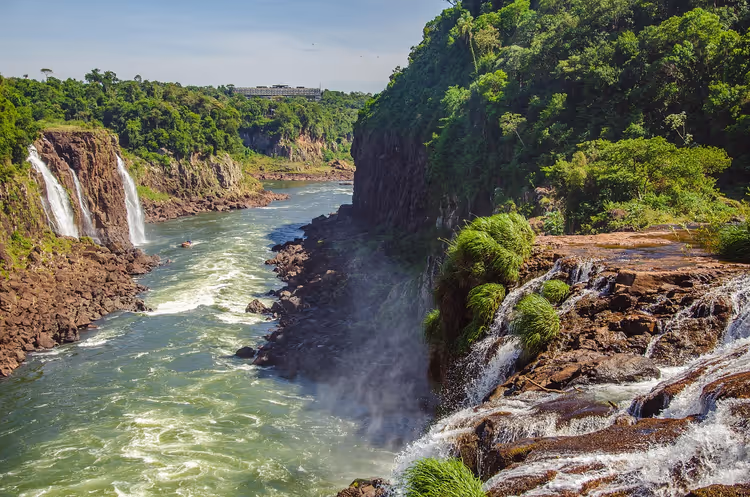 Tropikal kayalıklar ve nehir arasında Iguazu Şelaleleri'nin çağlayanları